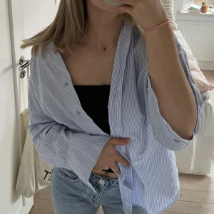 Randig skjorta från Zara 💙 - Storlek M 💙 aldrig använd! Från Zara 🌟