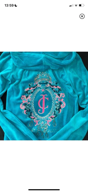 Juicy couture kofta - Vintage juicy kofta med så fint tryck!! Står att det är storlek M men hade nog sagt att det är en S/XS. Lägger upp igen pga oseriös köpare förra gången. ❤️kan sänka pris vid snabb affär