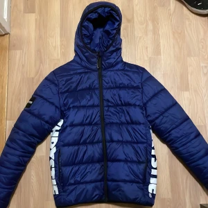 Chrystie jacka strl M - Säljer min blå Chrystie puffer jacket i bra skick! Använd ett fåtal gånger. Köparen står för frakt!:)