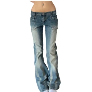 Jeans - Ett par lågmidjade snygga vintage jeans som jag har köpt här på plick🌟de passa inte mig så säljer vidare! Jag är cirka 173 cm lång och de satt bra i längden på Mig. Har lånat bilden🙌obs du står för frakten Mått: 72 cm midja, 85cm innerbenmått