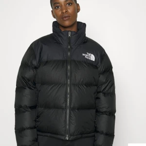 The North Face Puffer Jacket 700 - Köpte jackan förra vinter säsongen så den är i knappt använt skick och ser fortfarande fin ut. Skulle säga att den är lite liten i storleken, men det beror på önskad passform🥰 Hör av er till mig om ni har någon fråga💕