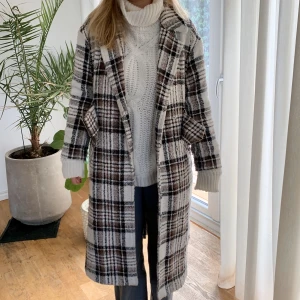 Rutig kappa - Varm rutig kappa från Nelly i storlek 36, bra skick❄️ ordinarie pris 1100kr, köparen står för frakten.