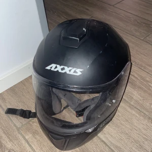 Modephjälm - Säljer mig mopedhjäm. Hjälmen är från axxis och köptes ny 2021 (nypris 1995) . Det finns några synliga repor och ett litet glapp vid visiret men ändå funktionell. Modellen är super, du kan lyfta upp den främre delen av hjälmen mha en spärr.