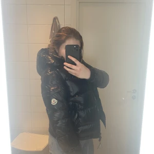 Äkta Moncler Jacka ”Maya” - 3500 KR VID SNABB AFFÄR! Jag säljer min fina vinterjacka, då den inte passar mig längre. Jag använde den enbart halva vintern förra året, därför är den i mycket bra skick. Den är köpt i herr modell, men självklart kan tjejer fortfarande använda den. 