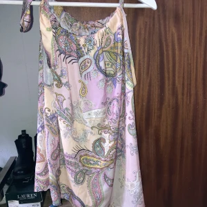 Linne strl.m  - Jätte fint linne i siden likanande material  Storlek M  Endast använd 1 gång. Man kan justera banden så sitter det som man vill. 