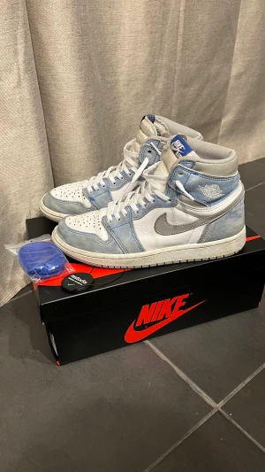 Jordan - Säljer mina retro high OG hyper royal skor, de är i använt skick men fortfarande fina! Idag kostar dom runt 6000kr på restocks.