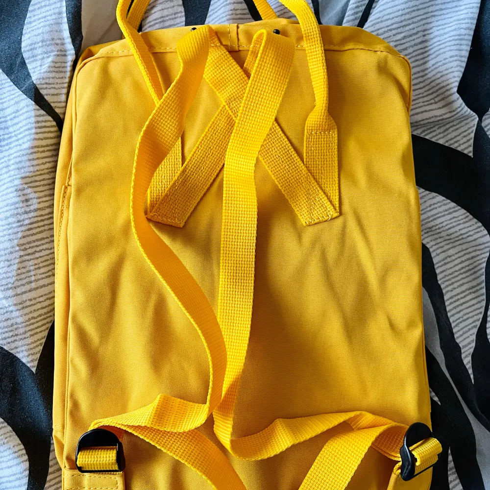 Ny gul väska med Fjällräven. Stora storleken. Ej äkta Inget att anmärka på . Asusteet.
