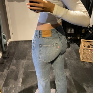 Levis 501🫶 - Ingen aning vilken storlek det här är!!! Men jag är 173cm och har typ 38-40 i byxor och dessa är för stora för mig🤙🏼