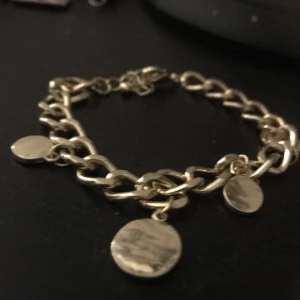 Ett silvrigt armband - Ett silvrigt armband knappt använt 