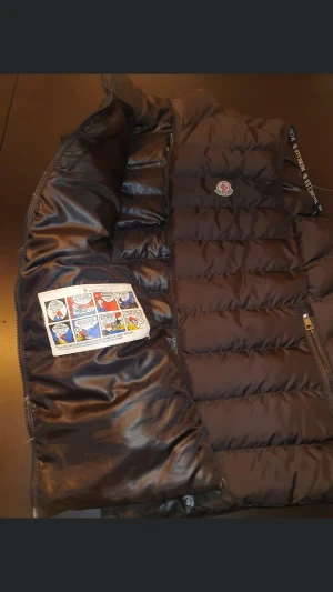Moncler väst  - Moncler väst kvalite 8,5/10 storlek S/M