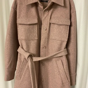 Bikbok kappa - Trendiga kappan från BikBok, aldrig använd helt ny, i storlek S, skulle säga den är mer M i storleken. Perfekt till vintern då den är varm o mysig 