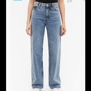 Obs, lånade bilder   Ljusblåa bagy jeans med hög midja. Säljer pga de är lite för korta för mig som är 185 cm