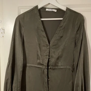 Grön klänning  - En grön fin klänning från na-kd som är i fint skick, det kan synas att den är lite använd men det är inte mycket. För fler bilder eller frågor är det bara att skriva! Köparen står för frakten🤗