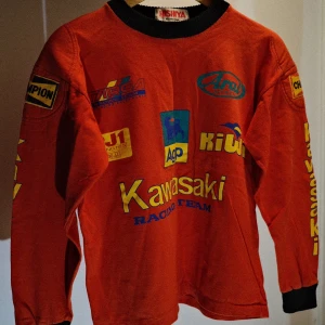 Vintage Långarmad tshirt  - Vintage 90 långarmad tshirt mc-lag i Hong Kong. Jätte fint i bra skick. Den är för lite för mig