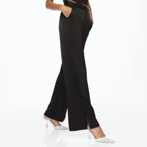 SLUTSÅLDA BYXOR - Säljer dessa slutsålda satin byxor från h&m, då jag köpte två olika storlekar! Dessa är i storlek 38. Sitter enormt bra, slits vid foten! 🥰 