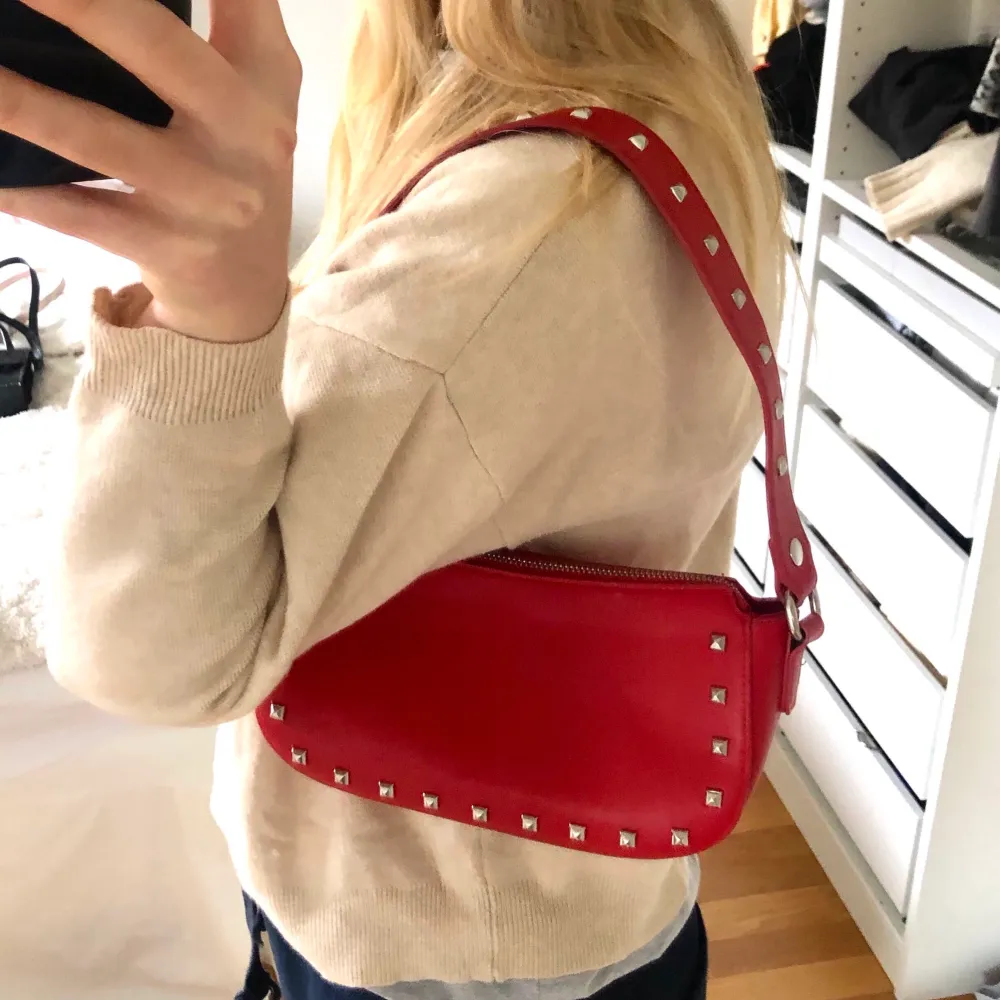 Röd väska med snygga detaljer! Den är lite valentino inspirerad. Väldigt sparsamt använd så skicket är som nytt.☺️❤️. Väskor.