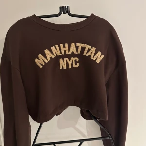 Brun tröja - En jättemysig brun croppad sweatshirt från zara❤️‍🔥aldrig använd och är i storlek S