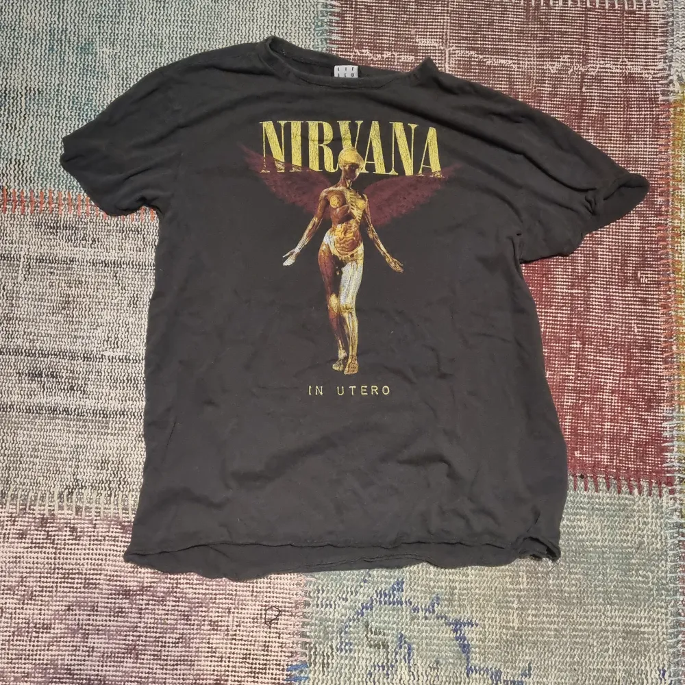 Nirvana tröja från in utero albumet i bra skick. Kostade 350 ny. T-shirts.