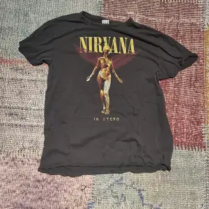 Nirvana tröja från in utero albumet i bra skick. Kostade 350 ny