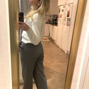 Gråa kostymbyxor  - Säljer mina gråa kostymbyxor då de inte kommer till användning. Byxorna är i nyskick hör av er vid frågor. Storleken är 38 men jag bär normalt 36 i alla mina byxor och dem sitter bra på mig, byxorna är små i storleken. 