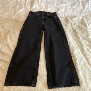 Pull & bear jeans Ace - Svarta jeans från pull&bear i modellen Ace. Köpta förra sommaren och finns inte kvar på hemsidan men använda fåtal gången. Storlek W25 L30. Orginalpris 499. Säljer för 60kr+frakt