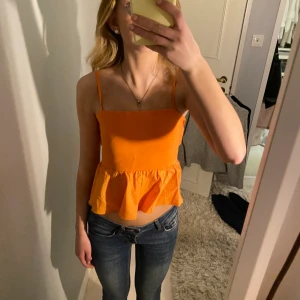 Storlek s - Topp från zara i storlek s, färgen är inte så skrikig i verkligheten. Frakt 50kr