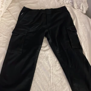 Cargo  - Säljer dessa Cargo byxor som andväts 2 gånger inkluderat testningen för att ta bilderna, dom är shysterbara i midjan. 