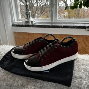 Lanvin  - Säljer ett par näst intill helt nya Lanvin. De är i färgen vinröd. Dust bag ingår. Skick 9/10, nypris 4500kr, mitt pris 2050, storlek Uk 6 motsvarar Eu 40. Lanvin är stor i storleken och passar 41