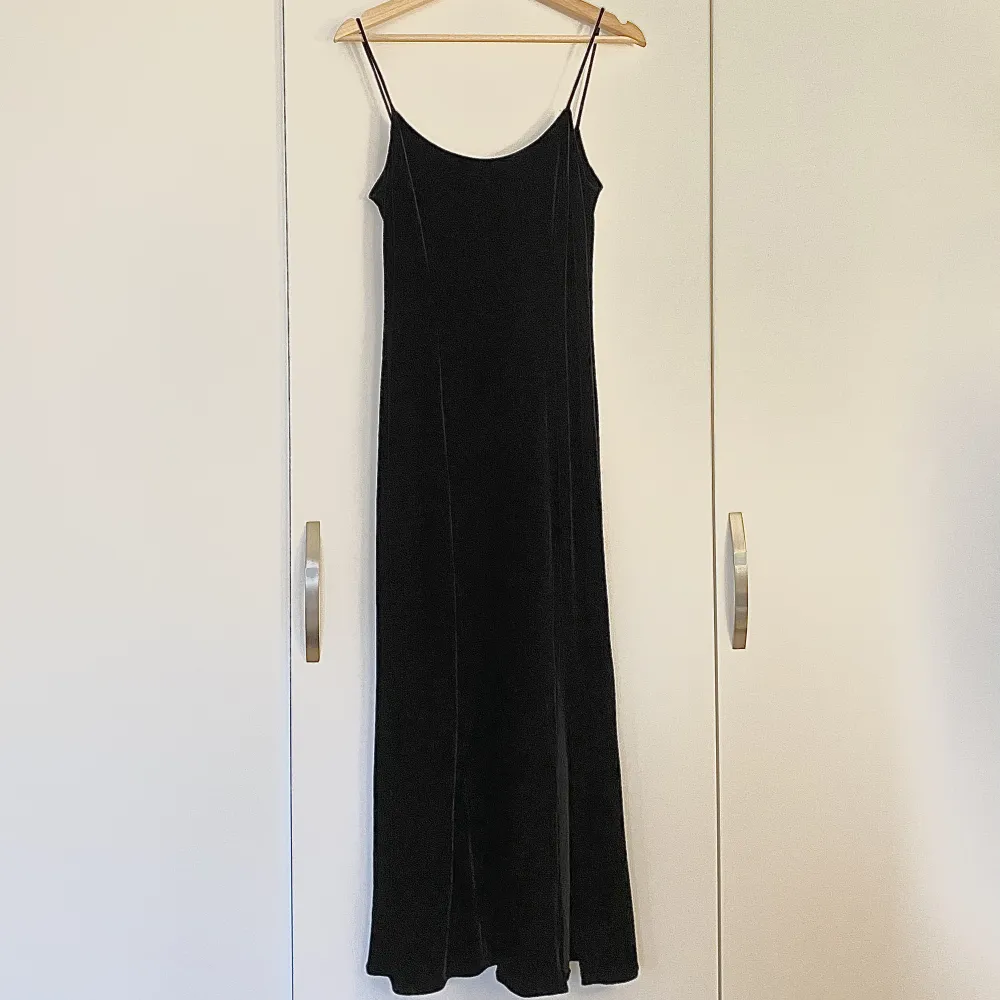 Så fin vintageklänning från Ralph Lauren i Strl S. Klänningen har en djup rygg och en fin slits på sidan. 🌸. Klänningar.