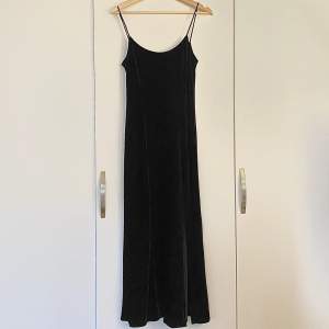 Så fin vintageklänning från Ralph Lauren i Strl S. Klänningen har en djup rygg och en fin slits på sidan. 🌸