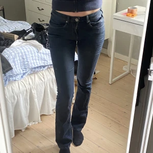 Midwaist flare jeans - Super snygga mörkblå midwaist jeans i en flare modell. Jätte fina detaljer på rumpan, kan skicka fler bilder privat💗 Innerbensmåttet är 84cm och midjemåttet 37cm, jag är 178cm lång💗