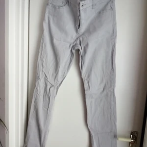 Grå jeans - Rätt liten i midjan, passar kanske någon utan dedär extra kilona eller med mindre rumpa haha. Bud ges. Kontant mottages.