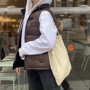 Väst från iets Frans  - Säljer nu min jättefina väst från iets Frans, köptes på Urban outfitters i Stockholm. Den är i väldigt fint skick! Går även att ha utochin så är den helsvart. Den är väldigt varm  