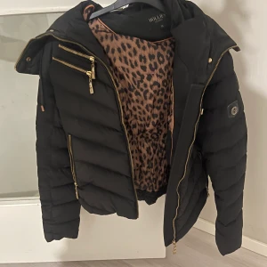 Hollies jacka - Storlek 36 som nu. Sparmamt använd.  