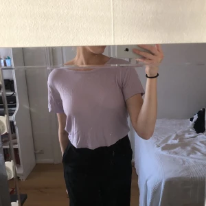 Topp - Söt lila topp från Bikbok i väldigt skönt material. Sparsamt använd