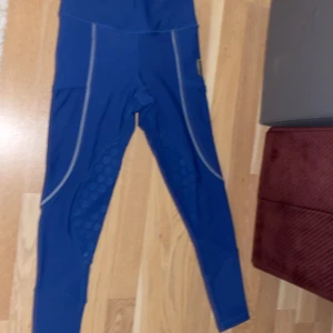 Maya Delorez  - Edit: Sänkt pris!  Jag säljer mitt par halvskodda Maya Delorez ridbyxor i blå färg. Haft dessa i 1 år så inga hål eller liknande. Dem är i storlek xxs men kan passa xs alternativ en kort s. Något annat du vill veta? Bara att skriva😊