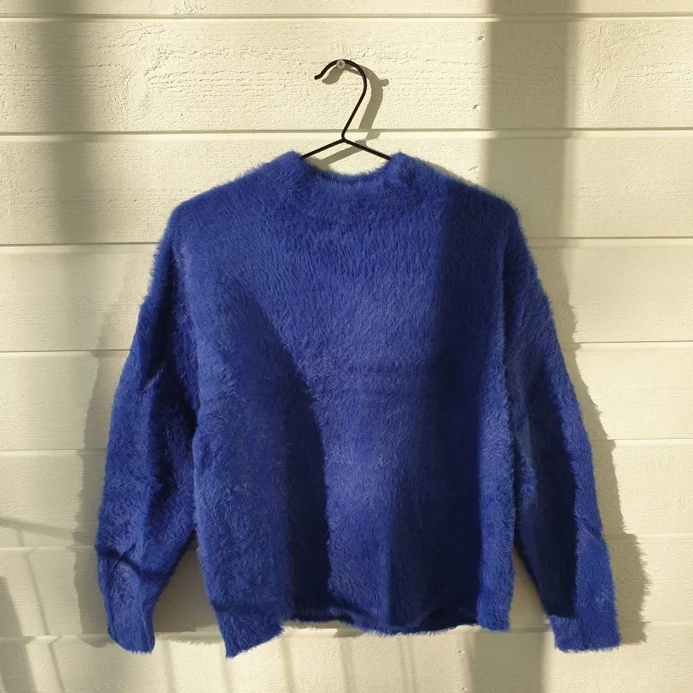 Säljer en fluffig tröja från Monki i Strl. M som håller dig varm och färgglad i höstruskret. Tröjan har använts mycket sparsamt så den är i bra skick!  . Tröjor & Koftor.