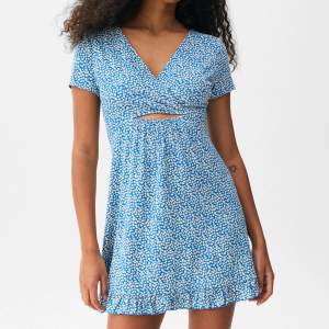Säljer denna jättegulliga blåblodiga klänningen från PULL&BEAR som aldrig kommit till användning men är slutsåld på hemsidan❤️