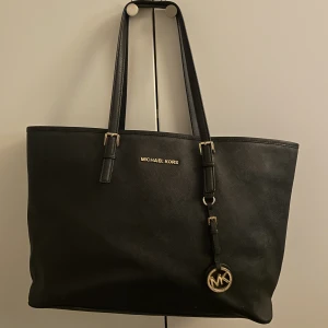 Michael Kors väska  - Svart Michael Kors väska, 