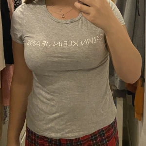 Grå Calvin Klein T-shirt storlek S - Äkta Calvin Klein