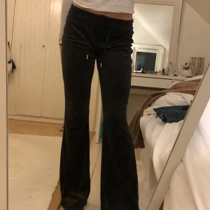 Svarta mjukis  - Säljer dessa juicy liknande mjukisar från Gina. Köpte för en månad sen men kommer inte till användning. Storlek Xxs men passar xs 