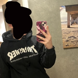 Hoddie - Säljer denna fina thrasher hoddie, använt den få gånger och köpte den för 1000kr därför säljer jag denna för 500kr💗💗 är som en sprillans ny hoddie 