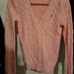 Kabelstickad Ralph Lauren - Kanelstickad rosa tröja från Ralph Lauren Sport. S men sitter som en XS