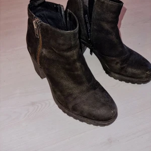 Vagabond stövletter i mocka - Sparsamt använda stövletter som är sköna att gå i och passar bra både till jobb, skola och fest 