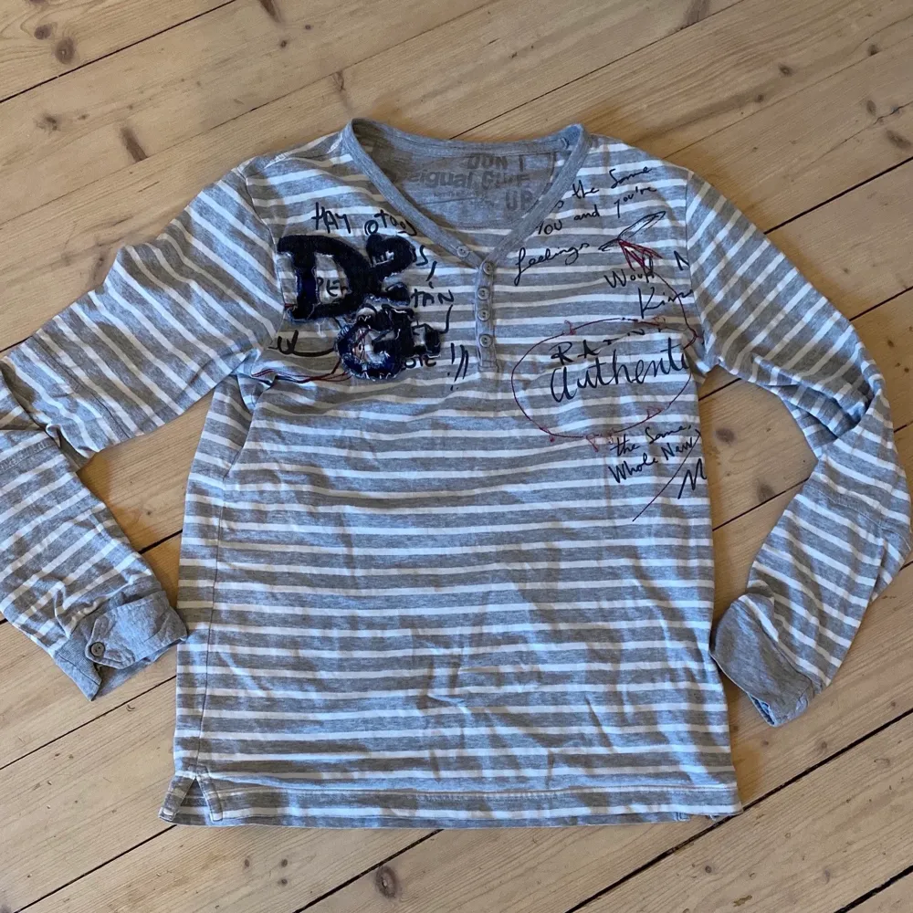 Väldigt unik tröja av märket Desigual. 💛 Bild 3 visar en reva på baksidan och även snörningen som lossat en aning men det är inget man ser på avstånd. . Skjortor.