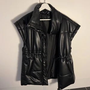 Väst LXA - Väst från LXA i skinnimitation, storlek S Använd endast ett fåtal gånger och inga tecken på användning  Köpare står för frakt