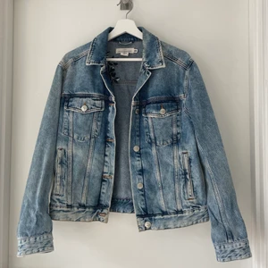 Jeansjacka - En jeansjacka från LOGG, H&M. Storlek 36 och nästan helt oanvänd!