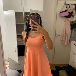 Orange klänning - Jätte fin klänning i orange färg, knappt använd, i storlek s