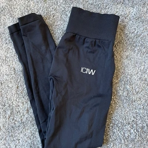ICIW tights - Ett par träningstights från ICIW, svarta. Inte använda särskilt mycket då de va på gränsen till försmå redan när jag köpte dem så det är därför de säljes! Jättefina och kan inte hitta några defekter alls! De är seamless och har hög midja. Nypris: 599! Köparen står för frakten💚
