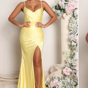 Balklänning - Superfin klänning från fashion Nova Perfekt till balen i strlk S, passar även något större/mindre då den är lite stretchig i materialet. Slut i storlek på hemsidan och köpt för 680kr Aldrig använd, med prislappar kvar! Säljer för 550kr + frakt 